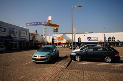 809493 Gezicht op de parkeerplaats aan de Kaap de Goede Hooplaan te Utrecht, met op de achtergrond enkele meubelzaken ...